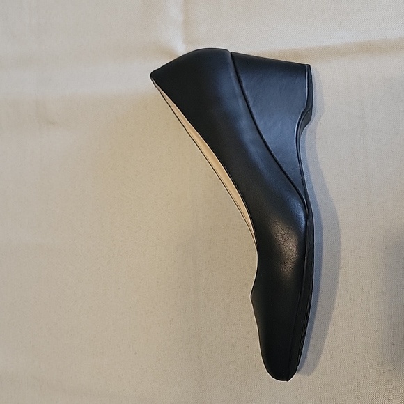 Cole Haan Grand.øs Black Leather Wedge 2.5" mid heels, size 8.5 - Picture 3 of 6